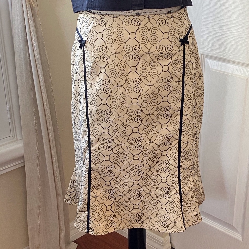 “Harold’s Embroidered Flounce Skirt Size 4 Cream Black A-Line Feminine Classic” - Picture 3 of 12